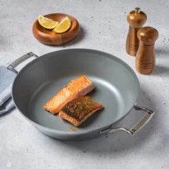 Saveur Selects Pannenset Voyage Series (Hapjespan ø 25 Cm + Koekenpan ø 30 Cm) - TriPly RVS - Inductie En Alle Andere Warmtebronnen 20 Saveur Selects Pannenset Voyage Series (Hapjespan ø 25 Cm + Koekenpan ø 30 Cm) - TriPly RVS - Inductie En Alle Andere Warmtebronnen -Keuken Kook Winkel 1200x1200 1 3