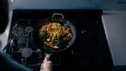 Saveur Selects Pannenset - Carbon Steel (Wokpan ø 35 Cm + Koekenpan ø 30 Cm) - Inductie En Alle Andere Warmtebronnen -Keuken Kook Winkel 1200x675 3