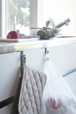 Yamazaki Handdoekhaak Tower Zwart -Keuken Kook Winkel 2783 TOWER UNDER SINK HOOK BK 02 1000x