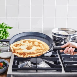 GreenPan Pannenkoekenpan Essentials - Zwart - ø 28 Cm - Keramische Anti-aanbaklaag -Keuken Kook Winkel 667b28b228ec1bc1005fc3d1a08875dcfcdbfa72 GP ESS BA Bd Pancakepan Large NS Lifestyle a