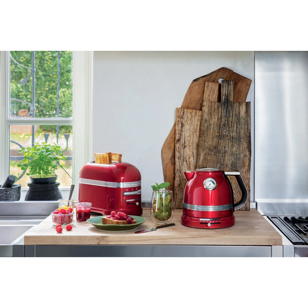 KitchenAid Waterkoker Artisan - Temperatuurregeling - Appelrood - 1.5 Liter - 5KEK1522ECA 2 KitchenAid Waterkoker Artisan - Temperatuurregeling - Appelrood - 1.5 Liter - 5KEK1522ECA - Afbeelding 2