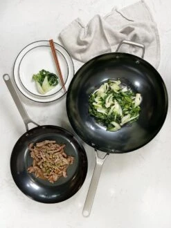 Saveur Selects Pannenset - Carbon Steel (Wokpan ø 35 Cm + Koekenpan ø 30 Cm) - Inductie En Alle Andere Warmtebronnen -Keuken Kook Winkel 899x1200