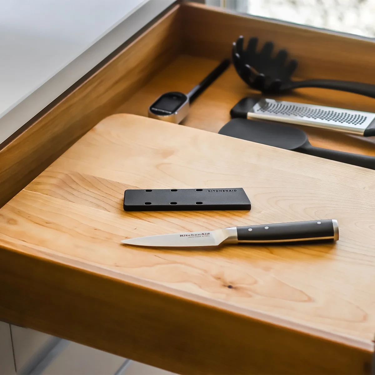 KitchenAid Officemes Gourmet 9 Cm + Gratis Mesbeschermer 2 KitchenAid Officemes Gourmet 9 Cm + Gratis Mesbeschermer - Afbeelding 2