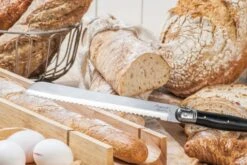 Laguiole Style De Vie Broodmes Zwart Met Stokbroodplank -Keuken Kook Winkel Laguiole broodmes met stokbroodplank zwart sf gr 6