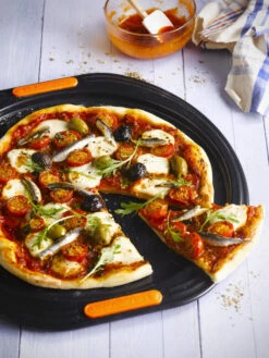 Le Creuset Pizzaplaat Patiliss - ø 33 Cm -Keuken Kook Winkel Le Creuset Pizzaplaat Sfeer2