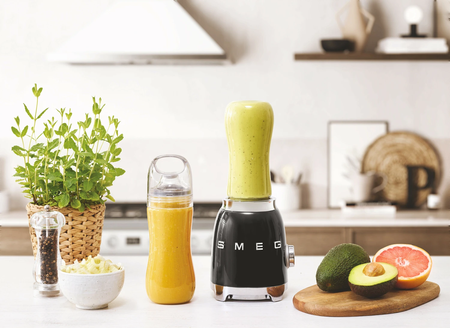 SMEG Smoothie Blender - Compact - Zwart - 600 Ml - PBF01BLEU 2 SMEG Smoothie Blender - Compact - Zwart - 600 Ml - PBF01BLEU - Afbeelding 2