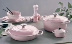 Le Creuset Braadpan Signature - Campagnard - Shell Pink - ø 26 Cm / 2.2 Liter 8 Le Creuset Braadpan Signature - Campagnard - Shell Pink - ø 26 Cm / 2.2 Liter -Keuken Kook Winkel le creuset shell pink sfeerbeeld