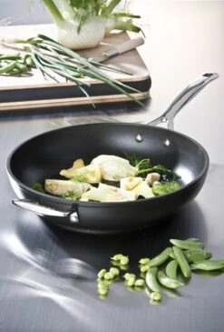 Le Creuset Sauteerpan Les Forgées TNS - ø 28 Cm / 3.2 Liter - Standaard Anti-aanbaklaag -Keuken Kook Winkel le creuset sauteerpan 28cm eten