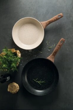 Sambonet Wokpan Rock 'n' Rose - Zwart - ø 28 Cm - Standaard Anti-aanbaklaag 8 Sambonet Wokpan Rock 'n' Rose - Zwart - ø 28 Cm - Standaard Anti-aanbaklaag -Keuken Kook Winkel sambonet pannen rock n rose sfeer3