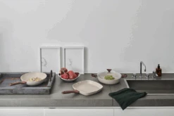 Sambonet Grillpan Rock 'n' Rose - Creme - 28 X 28 Cm - Standaard Anti-aanbaklaag -Keuken Kook Winkel sambonet rock n rose sfeer4 1