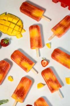 Sareva IJsjesmaker - 10 Ijsjes - Rood - Siliconen - Easy Release - Herbruikbaar 8 Sareva IJsjesmaker - 10 Ijsjes - Rood - Siliconen - Easy Release - Herbruikbaar -Keuken Kook Winkel sareva ijsjesmaker