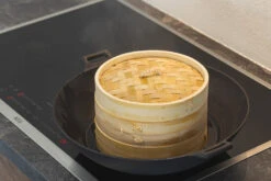 Sareva Stoommandje - Bamboe - 2-laags - ø 21 Cm -Keuken Kook Winkel stoommand gebruik 1