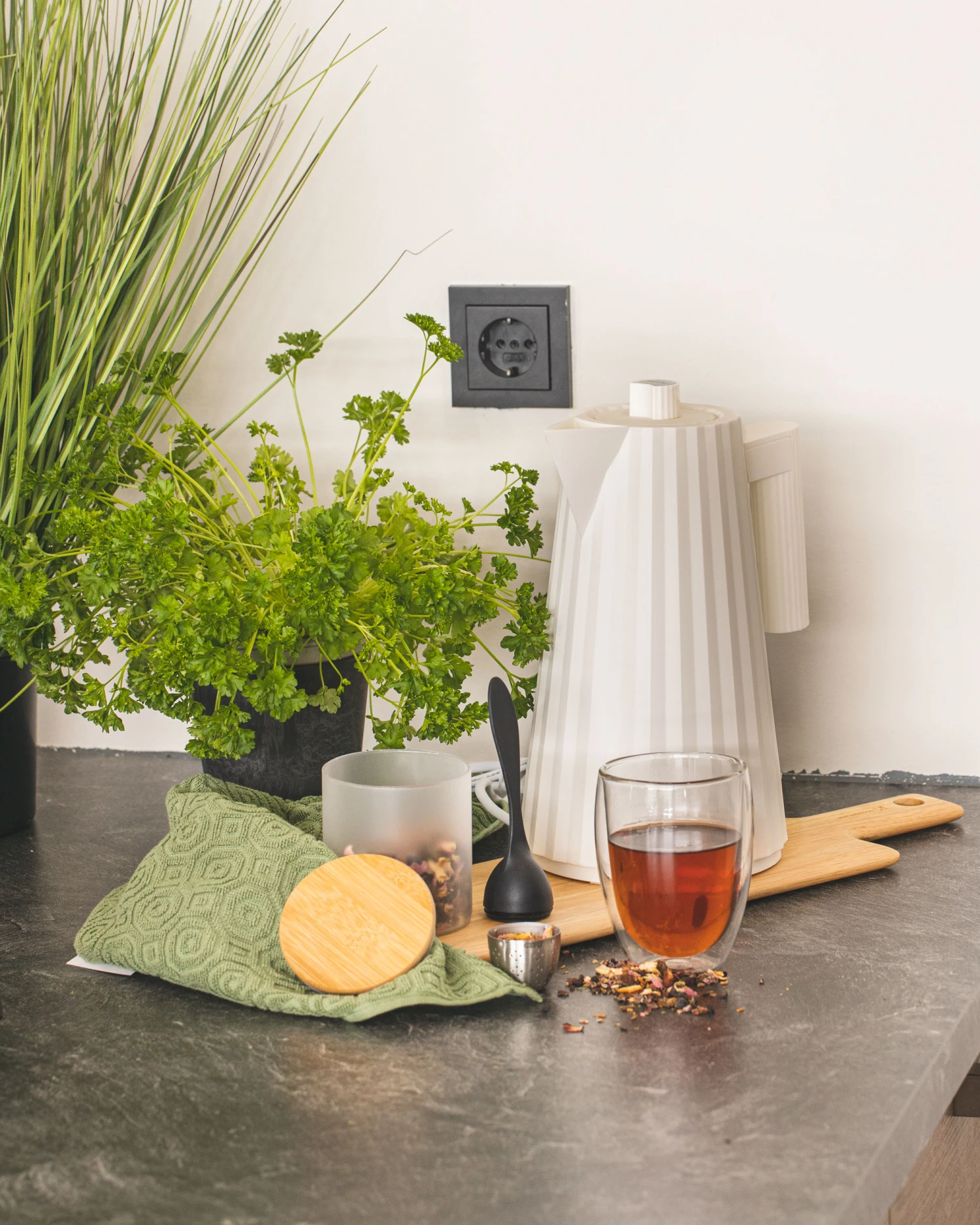 Alessi Waterkoker Plissé - Droogkookbeveiliging - Wit - Michele De Lucchi - 1.7 Liter - MDL06 W 4 Alessi Waterkoker Plissé - Droogkookbeveiliging - Wit - Michele De Lucchi - 1.7 Liter - MDL06 W - Afbeelding 4